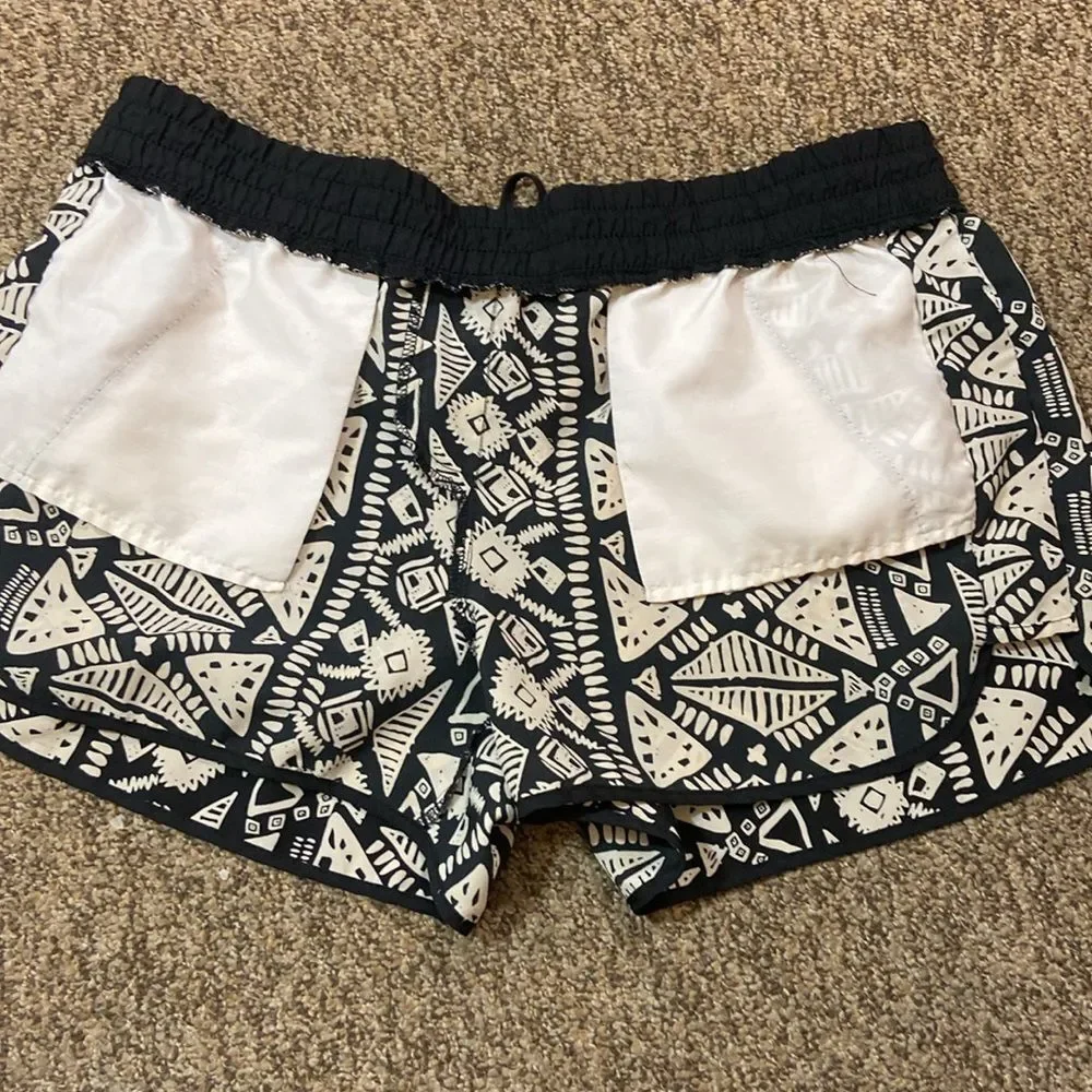 No Boundaries Black And Ivory Patterned Women's Shorts Size XL (15-17)